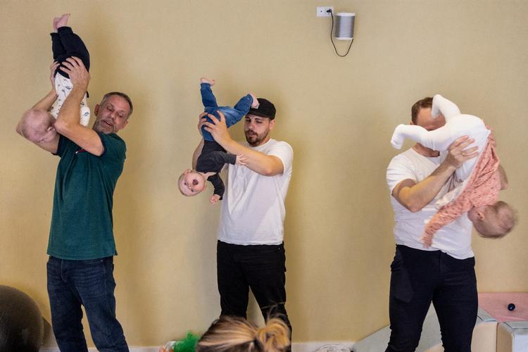 Til barselsleg med fædre i Slagelse hos Idalou, hvor fysioterapeut Ida Strandvik Skjellerud opfordrer til kolbøtter, balance og coretræning. Foto: Mads Nissen