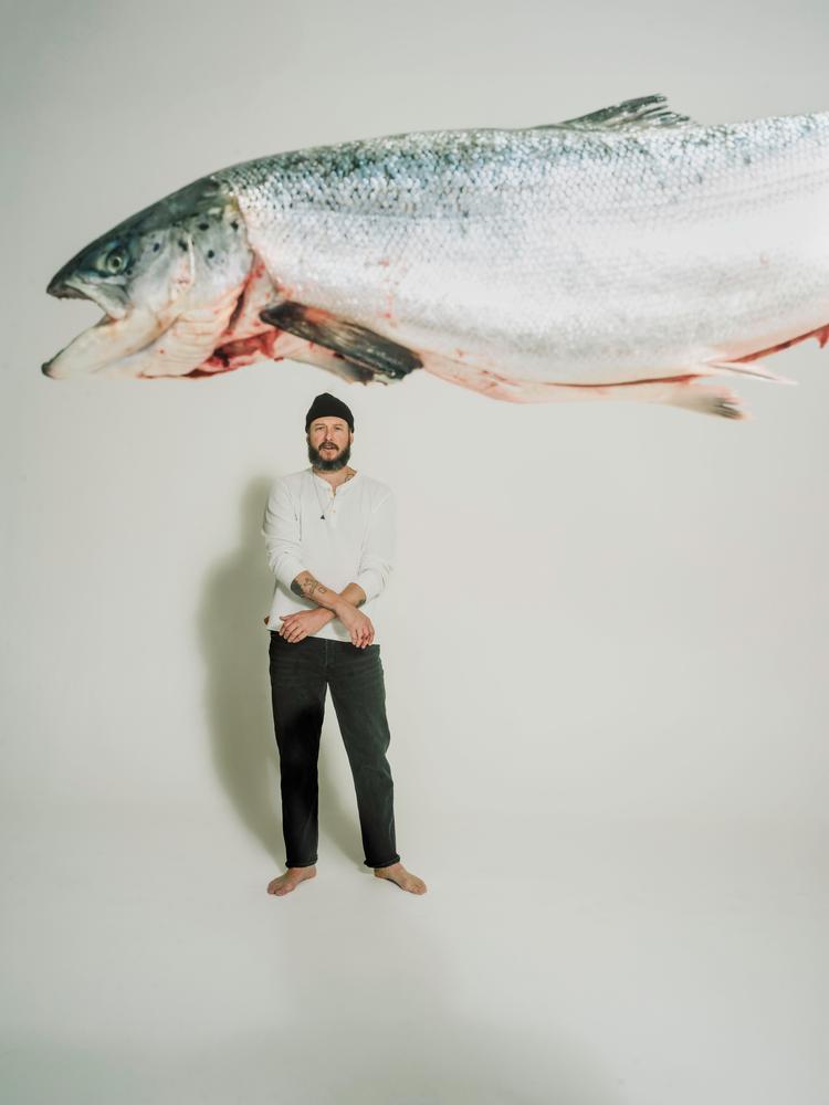 Verden er et mindre kompliceret (og mere berusende!) sted i selskab med den nye, udadvendte​ udgave af Bon Iver. Foto: Playground Music