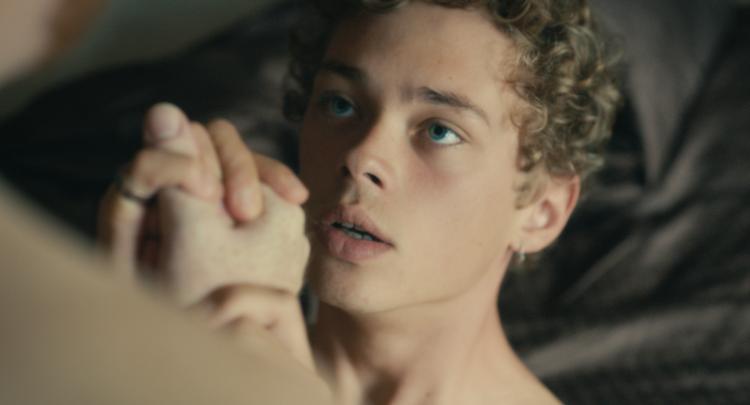 På et øjeblik kan Noa Viktor Risbro Hjerrild få den kække charme i mundvigen til at forsvinde og forvandle Tobias til et skrøbeligt rispapir. Foto: Stephanie Stål Axelgård
