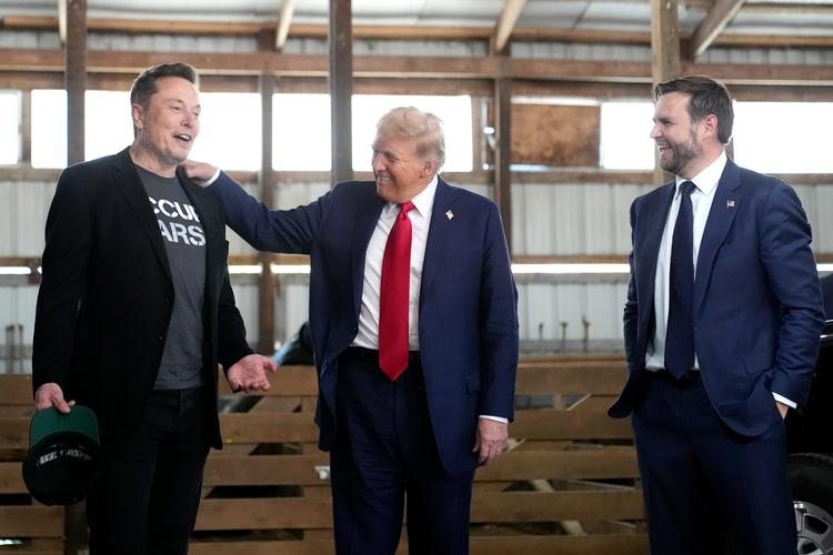 Tesla og SpaceX's CEO Elon Musk, USA's præsident Donald Trump og vicepræsident JD Vance deltager i en kampagnebegivenhed ved Butler Farm Show 5. oktober 2024. Foto: Alex Brandon/Ritzau Scanpix