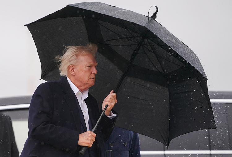 Samtidig med at Donald Trump er på foreløbigt tilbagetog i sin handelskrig, ydmyger Ruslands præsident Putin ham som fredsmager i Ukraine. Foto: Nathan Howard/Ritzau Scanpix