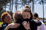 Triste omfavnelser efter en dommer afgjorde, at Columbia University-studerende og palæstinensiske aktivist Mahmoud Khalil kan deporteres. Foto: Kathleen Flynn/Ritzau Scanpix