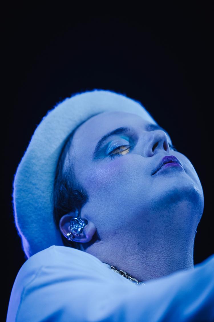 Han var klædt ud som mimer, men der var meget lidt pantomime over Andreas Odbjergs meget levende Royal Arena-koncert. Foto: Miriam Dalsgaard