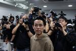 Lo Kin-hei, der er lederen af Democratic Party i Hongkong, afholdt pressemøde søndag, hvor han oplyste, at partiet nu indleder en opløsningsproces. Foto: Tyrone Siu/Ritzau Scanpix