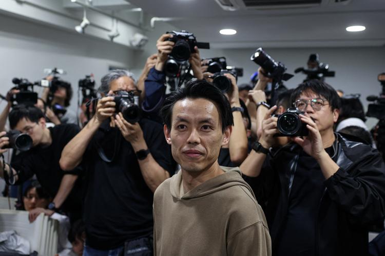 Lo Kin-hei, der er lederen af Democratic Party i Hongkong, afholdt pressemøde søndag, hvor han oplyste, at partiet nu indleder en opløsningsproces. Foto: Tyrone Siu/Ritzau Scanpix