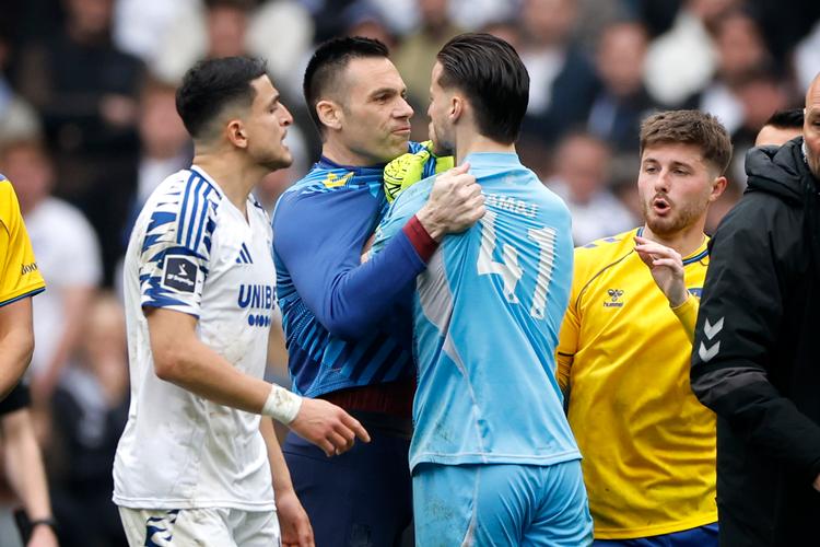 Et ophedet håndgemæng mellem Brøndbys reservemålmand, Thomas Mikkelsen, og FCK-målmanden Diant Ramaj resulterede i direkte rødt kort til dem begge, men Brøndby vil se billederne af episoden, inden de tager stilling til en eventuel appel. Foto: Jens Dresling