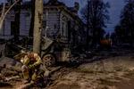 En ukrainsk redningsarbejder holder en pause fra arbejdet med at rydde op efter Ruslands angreb på byen Sumy, hvor mindst 34 personer blev dræbt. Foto: Roman Pilipey/Ritzau Scanpix