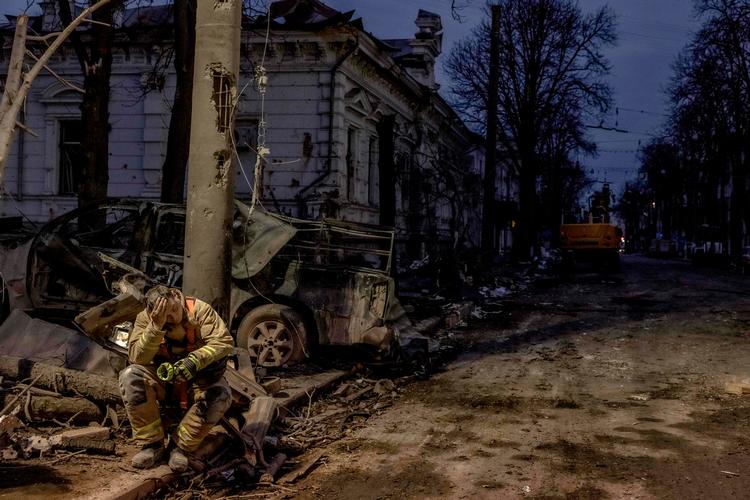 En ukrainsk redningsarbejder holder en pause fra arbejdet med at rydde op efter Ruslands angreb på byen Sumy, hvor mindst 34 personer blev dræbt. Foto: Roman Pilipey/Ritzau Scanpix