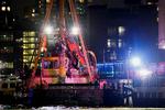 Enkelte vragdele fra den forulykkede helikopter er fisket op af, men New Yorks politi, NYPD, leder fortsat efter blandt andet hovedrotoren, gearkassen, halerotoren og halebommen i Hudson-floden. Foto: Eduardo Munoz/Ritzau Scanpix
