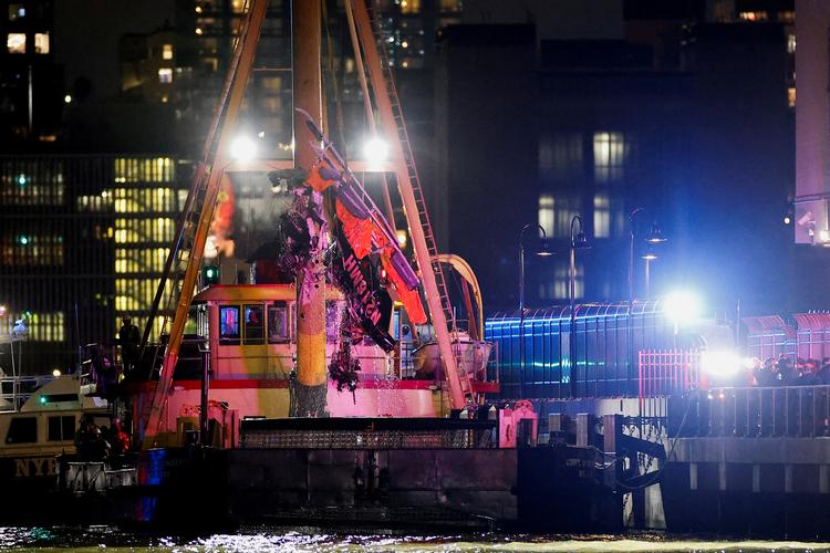 Enkelte vragdele fra den forulykkede helikopter er fisket op af, men New Yorks politi, NYPD, leder fortsat efter blandt andet hovedrotoren, gearkassen, halerotoren og halebommen i Hudson-floden. Foto: Eduardo Munoz/Ritzau Scanpix