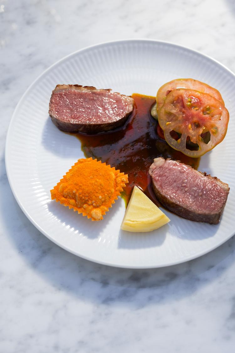 Den der måde fedme, saft, sprødhed, grundsmage og aromaer fra fritgående lam kan komme krybende ud i kroppen, mens man spiser. Det var basic og fantastisk på samme tid.  Foto: Cecilie Rolvung