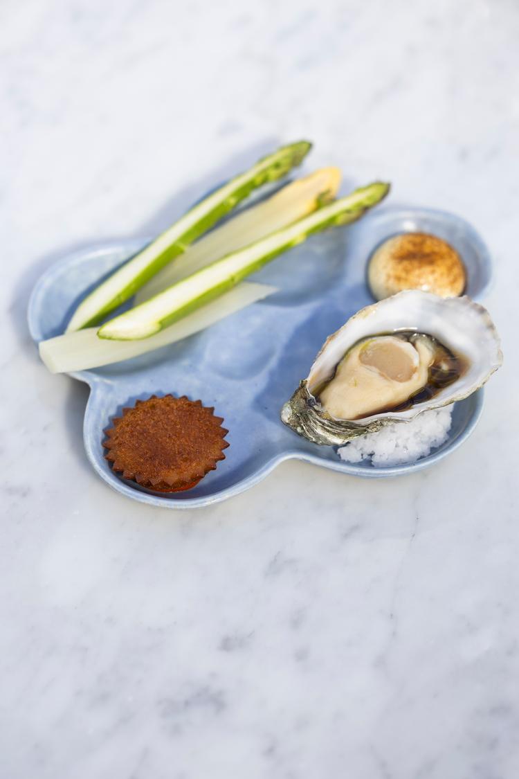 Snacktallerkenen med bl.a. sticks af asparges og en østers var overdrevet lækker.   Foto: Cecilie Rolvung