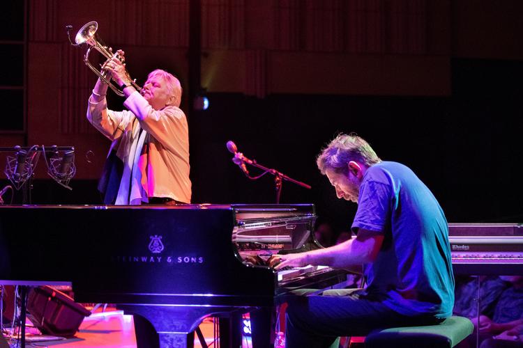 Carsten Dahls nye album er tilegnet trompetisten, den åndelige vejleder Palle Mikkelborg. Her er de to fotograferet under Copenhagen Jazz Festival i 2019. Arkivfoto:  Finn Frandsen