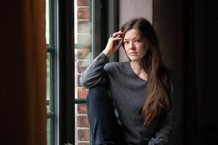 »Hvem er man, når man bare ligger sådan her i mørket, imens en anden tager sig af ens børn? Kan man overhovedet kaldes for mor?«, spørger Celia Svedhem i den personlige migrænebog 'Det mørke rum'. Foto: Anna Hållams  