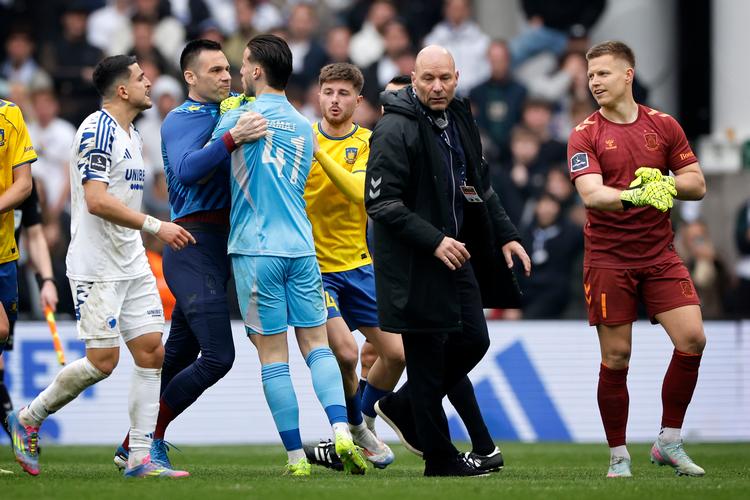 Diant Ramajs temperament kogte over i kampen mod Brøndby, som FCK tabte. Nu undskylder keeperen.   Foto: Jens Dresling