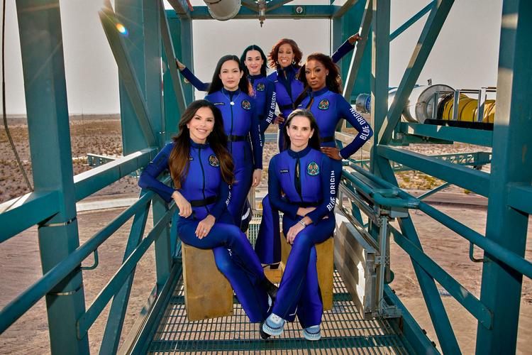 Holdet i rumraketten fra venstre journalist Lauren Sanchez, tidligere forsker i NASA Amanda Nguyen, sanger Katy Perry, journalist Gale King, tidligere NASA-forsker Aisha Bowe og filmproducer Kerianne Flynn. Foto: -/Ritzau Scanpix