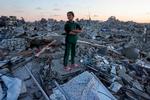 En pige kigger ud over et område af byen Jabalia, som de israelske angreb har jævnet med jorden. Foto: Bashar Taleb/Ritzau Scanpix