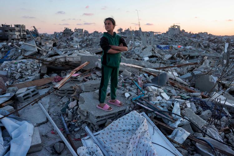 En pige kigger ud over et område af byen Jabalia, som de israelske angreb har jævnet med jorden. Foto: Bashar Taleb/Ritzau Scanpix