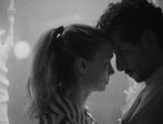 Julia (Rooney Mara tv.) og Pedro (Raúl Briones) har en affære. Hun er servitrice, han er kok i en restaurant, der bliver et kaotisk symbol på den synkende skude, som USA i dag føles som.  Foto: UIP