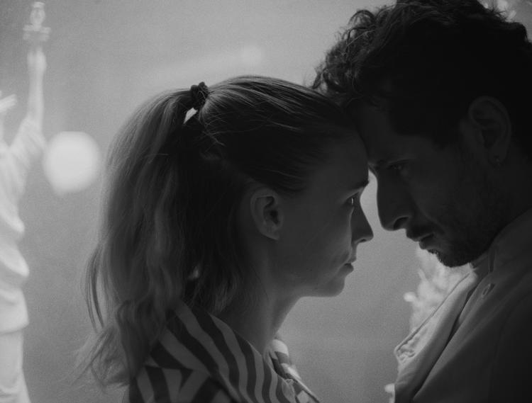 Julia (Rooney Mara tv.) og Pedro (Raúl Briones) har en affære. Hun er servitrice, han er kok i en restaurant, der bliver et kaotisk symbol på den synkende skude, som USA i dag føles som.  Foto: UIP
