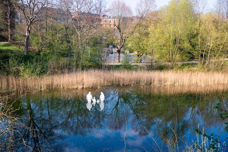 Kunstværket ’Familien’ har Bo Højgaard Petersen placeret ved hjælp af et paddleboard i søen i Østre Anlæg, der ligger tæt ved Statens Museum for Kunst. Foto: Cecilie Rolvung
