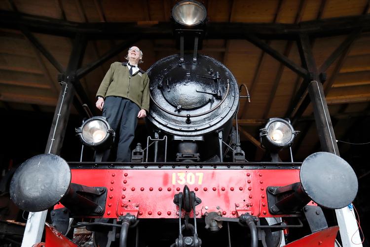 Erik Cletus og nr. 1307 har fulgtes ad i årtier. Nu har det gamle lokomotiv fået permanent ophold i Gedser Remise på adressen Erik Cletus Plads, som folkene bag museet har døbt holdepladsen. Foto: Jens Dresling