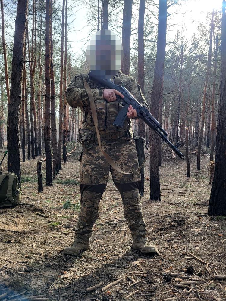 På billedet ses den danske soldat ’R’, der har været i Ukraine i halvandet år. Af hensyn til hans sikkerhed optræder han anonymt. I skrivende stund er han på vej tilbage til fronten for at deltage i krigen mod Rusland.  Privatfoto 
