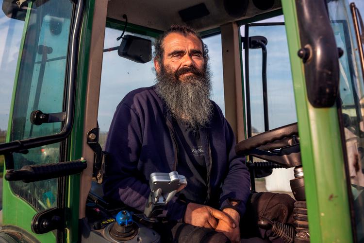 Murat Sofrakis’ far dyrkede grøntsager på den kalkrige jord lidt syd for Malmø. Nu kan han måske se ind i en fremtid, hvor han kan sælge vin fra sin gård. Det er blot 26 år siden, at Sverige tillod, at man måtte dyrke vin.  Foto: Nicolai West
