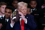USA’s præsident, Donald Trump, vil hylde 250 historiske helte i en skulpturpark. Lige fra politikere til sportsudøvere. Her ses han holde en bold med sit navn på under overrækkelsen af et trofæ til den amerikanske flådes fodboldhold ved en ceremoni i Det Hvide Hus 15. april i år.  Foto: Evelyn Hockstein/Ritzau Scanpix