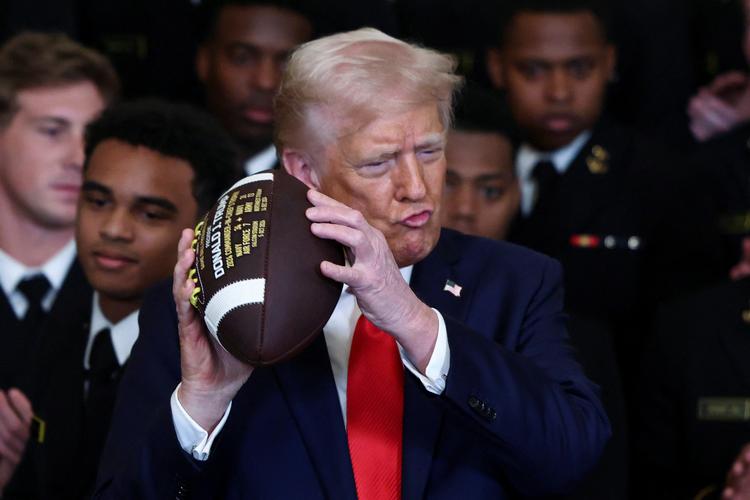 USA’s præsident, Donald Trump, vil hylde 250 historiske helte i en skulpturpark. Lige fra politikere til sportsudøvere. Her ses han holde en bold med sit navn på under overrækkelsen af et trofæ til den amerikanske flådes fodboldhold ved en ceremoni i Det Hvide Hus 15. april i år.  Foto: Evelyn Hockstein/Ritzau Scanpix