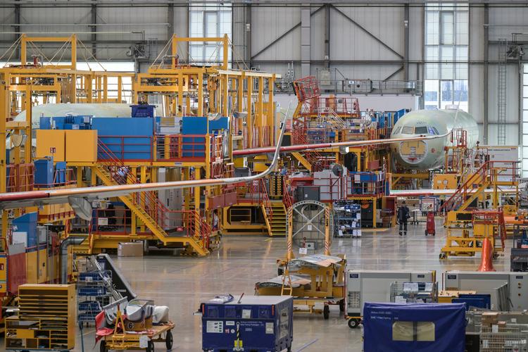 Fabrikker i dag er noget andet, end da industrialiseringen tog fart, og blandt andet vil mange delkomponenter skulle krydse adskillige landegrænser. Her gælder det Airbus-produktion i Hamburg i Tyskland.    Foto: Fabian Bimmer/Ritzau Scanpix