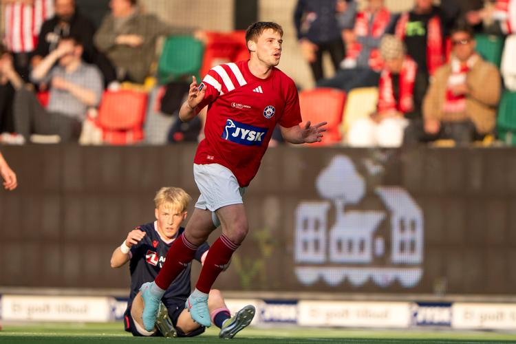 Silkeborg IF's Callum McCowatt jubler, efter han har scoret til 1-0 og efterlader AaBs Melker Widell i græsset under kampen i nedrykningsspillet mellem Silkeborg IF og AaB i Silkeborg onsdag 16. april. Foto: Bo Amstrup/Ritzau Scanpix