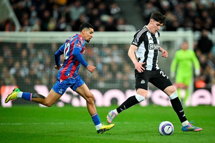 Crystal Palaces Daniel Munoz kæmper om bolden med Newcastles Valentino Livramento. Foto: Andy Buchanan/Ritzau Scanpix