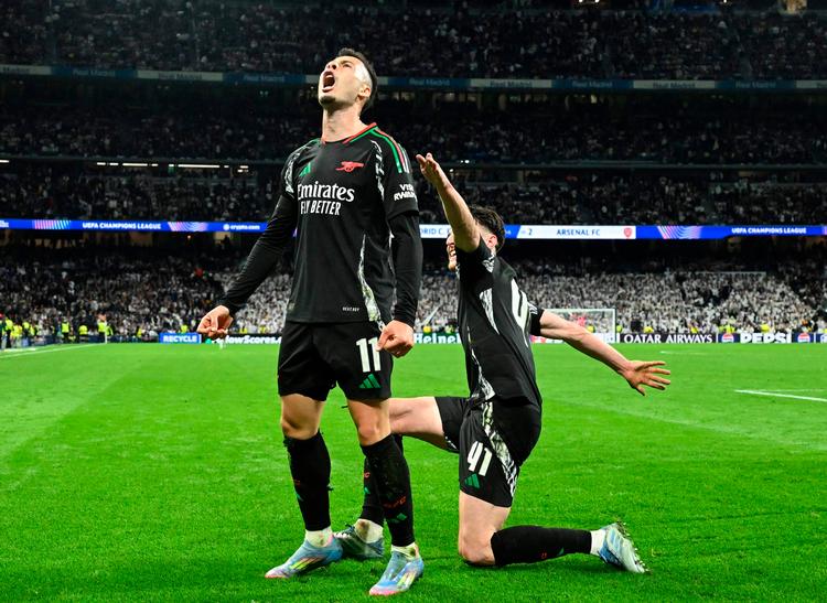Gabriel Martinelli satte streg under Arsenals taktiske triumf, da han scorede sejrsmålet på Santiago Bernabeu og sendte Real Madrids forsvarende mestre ud af Champions League. Declan Rice leverede den knælende hyldest. Foto: Javier Soriano/Ritzau Scanpix