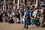 Talibans sikkerhedspersonale står vagt, mens afghanske ryttere konkurrerer i 'Buzkashi' (gedegreb), en traditionel centralasiatisk sport, i Faizabad-distriktet i Badakhshan-provinsen. Foto: Omer Abrar/Ritzau Scanpix