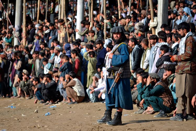 Talibans sikkerhedspersonale står vagt, mens afghanske ryttere konkurrerer i 'Buzkashi' (gedegreb), en traditionel centralasiatisk sport, i Faizabad-distriktet i Badakhshan-provinsen. Foto: Omer Abrar/Ritzau Scanpix