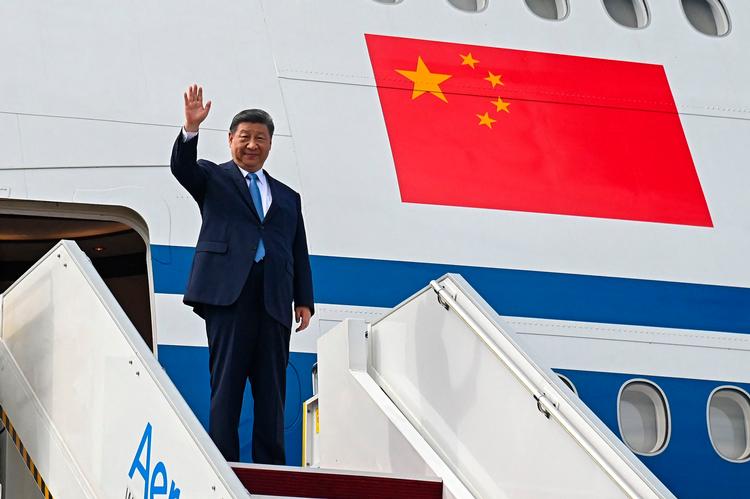 Xi Jinping har i ugens løb været på statsbesøg i Vietnam og Malaysia i håb om at vise, at Kina ikke kommer til at stå alene i handelskrigen. Foto: Farhan Abdullah/Ritzau Scanpix