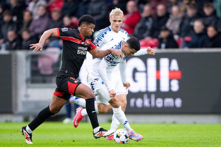 FC Midtjyllands Pedro Bravo i kamp med FCKs Mohamed Elyounoussi og Victor Froholdt under kampen mellem FC Midtjylland og FC København i mesterskabsspillet på MCH Arena i Herning. Foto: Bo Amstrup/Ritzau Scanpix