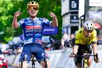 Remco Evenepoel vinder den belgiske semiklassiker Brabantse Pijl foran en slidt Wout van Aert. Foto: Tom Goyvaerts/Ritzau Scanpix