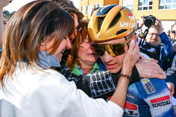 Cykelrytteren Remco Evenepoel var stærkt bevæget, da han sejrede fredag i De Brabantse Pijl efter mere end fire måneders genoptræning oven på en ulykke. I mål blev han blandt andet modtaget af sin mor Agna van Eeckhout (i midten). Foto: Tom Goyvaerts/Ritzau Scanpix