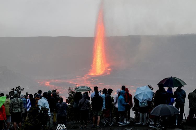 Myndighedernes behandling af to tyske rygsækrejsende kan skade turismen, advarer Hawaiirejsesite. Her ses besøgende ved Kikauea-vulkanen. Foto: Marco Garcia/Ritzau Scanpix