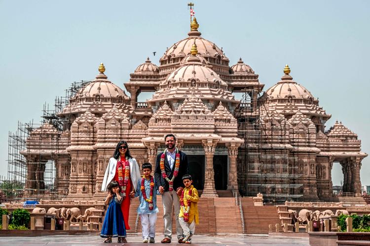 JD Vance og hustruen, Usha Vance, og deres tre børn, Ewan, Vivek og Mirabel, besøgte Akshardham-templet i New Delhi mandag. Vicepræsidenten er på et fire dage langt besøg i landet. Usha Vances forældre kommer fra Indien, og selv er hun praktiserende hindu.  Foto: Kenny Holston/Ritzau Scanpix