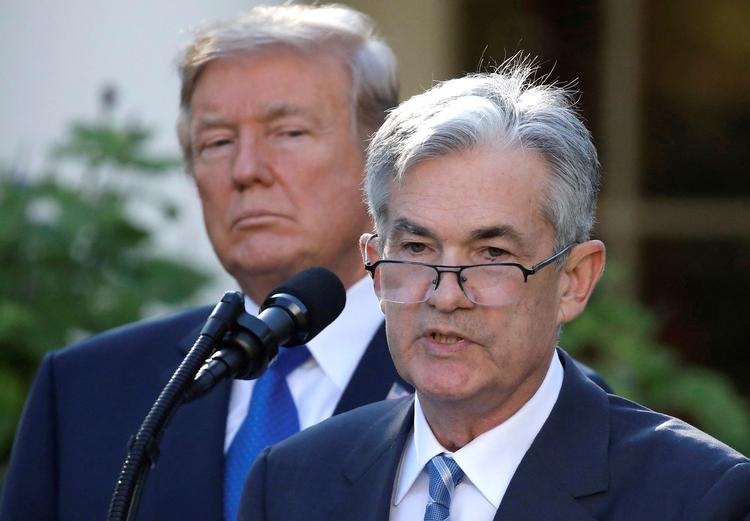 Kan USA’s præsident, Donald Trump, finde på at fyre centralbankens chef, Jerome Powell, der ellers er i stillingen frem til maj 2026? Præsidenten har allerede flere gange kritiseret Powell.  Foto: Carlos Barria/Ritzau Scanpix