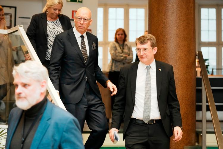Forsvarsminister Troels Lund Poulsen (V) fotograferet tidligere i dag på vej til pressemøde om lancering af flådeplan i Forsvarsministeriet. Foto: Thomas Traasdahl/Ritzau Scanpix