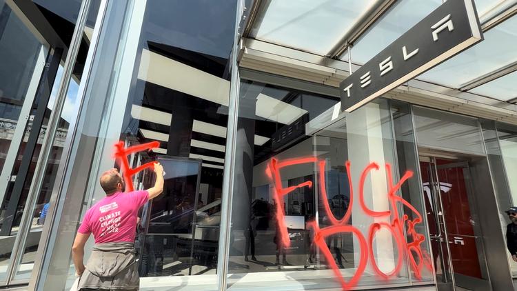 Elon Musk og Tesla er i modvind i store dele af verden, og de kan nu også aflæses i regnskabet. Her er der blevet skrevet 'Fuck Doge' på et vindue hos en Tesla-forhandler i New York. Doge er den effektivitetsenhed i regeringen, som Musk står i spidsen for. Foto: Extinction Rebellion Nyc/Ritzau Scanpix