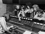 Gasolin' i studiet. Stående fra venstre: Franz Beckerlee, Willi Jønsson, Roy Thomas Baker, Søren Berlev og Kim Larsen. Foto: Busser/Ritzau Scanpix