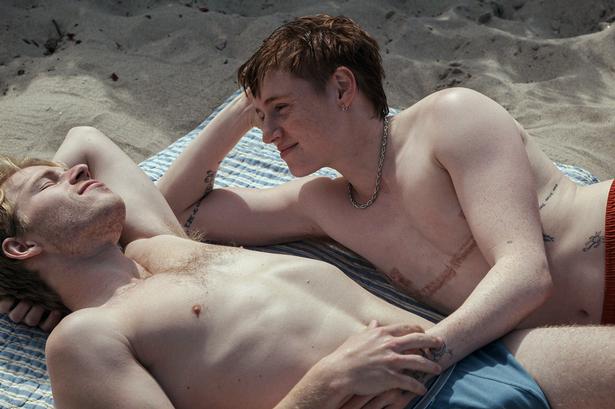 På stranden kan bøssen Johan (Magnus Juhl Andersen) og transmanden William (Nina Rask) lade forelskelsen flyde frit. Som utopi inden verden igen vil vriste dem fra hinanden i årets bedste kærlighedsfilm. Foto: Christian Geisnæs Foto: Christian Geisnæs
