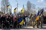 Ukrainerne betaler en høj pris for at holde de russiske besættere stangen. Her begraves en 22-årig soldat, der faldt under forsvaret af et frontafsnit ved Bakhmut. Foto: Thomas Borberg