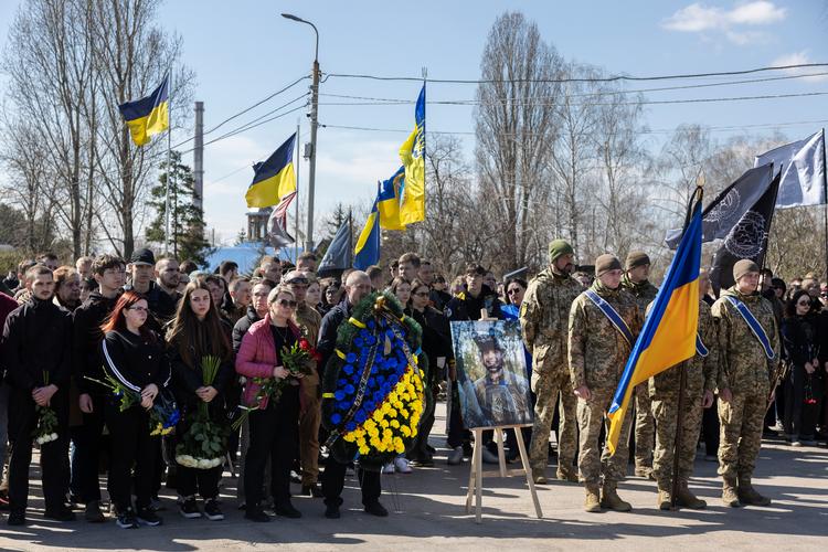 Ukrainerne betaler en høj pris for at holde de russiske besættere stangen. Her begraves en 22-årig soldat, der faldt under forsvaret af et frontafsnit ved Bakhmut. Foto: Thomas Borberg