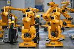 Arbejdere samler en industrirobot i Nanjing i det østlige Kina i april 2025.  Foto: Fang Dongxu/Ritzau Scanpix